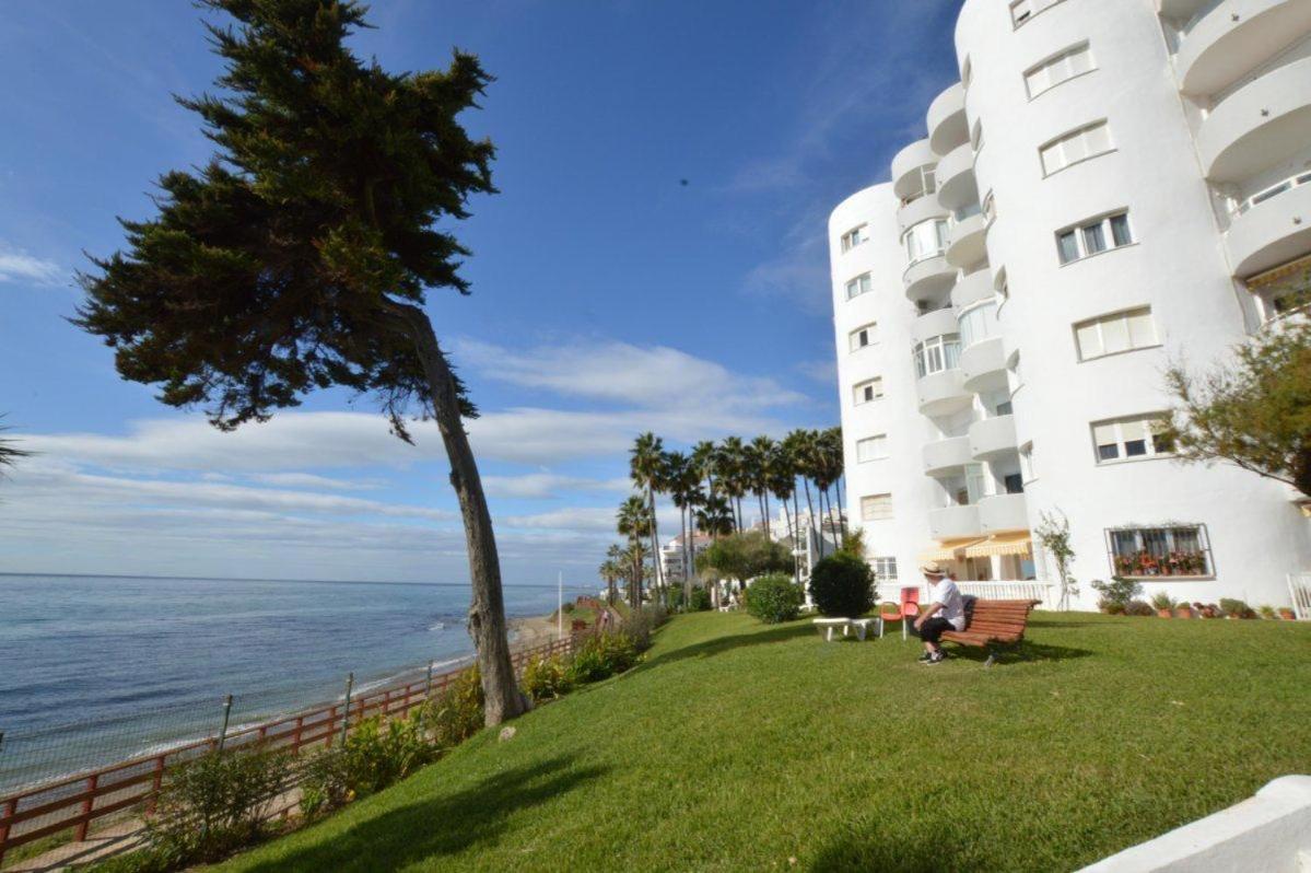 Beachfront Apartment In Calahonda MIJAS COSTA Kültér fotó